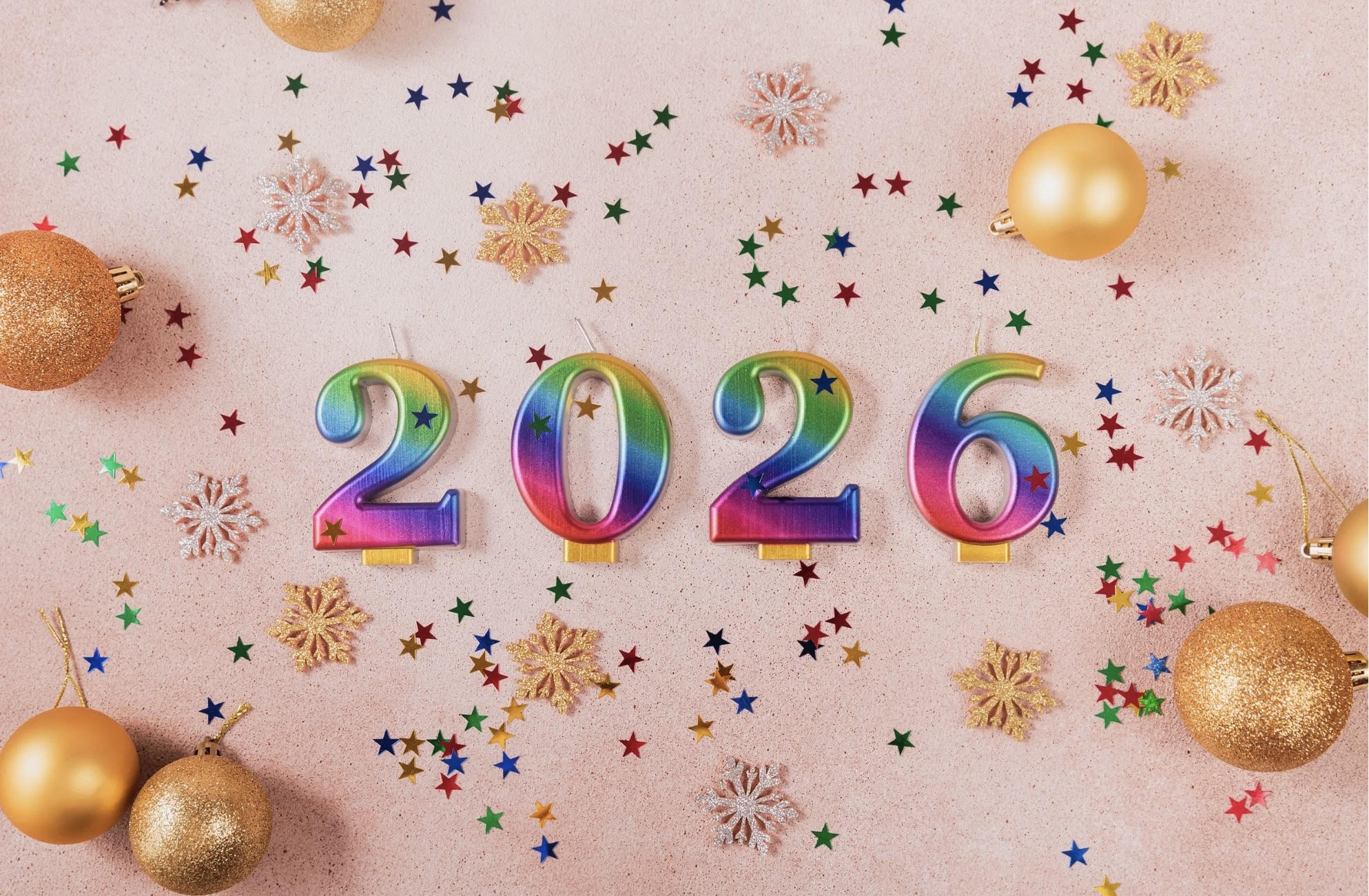 Kolorowa grafika przedstawiająca liczbę 2026 i rozsypane, złote konfetti.