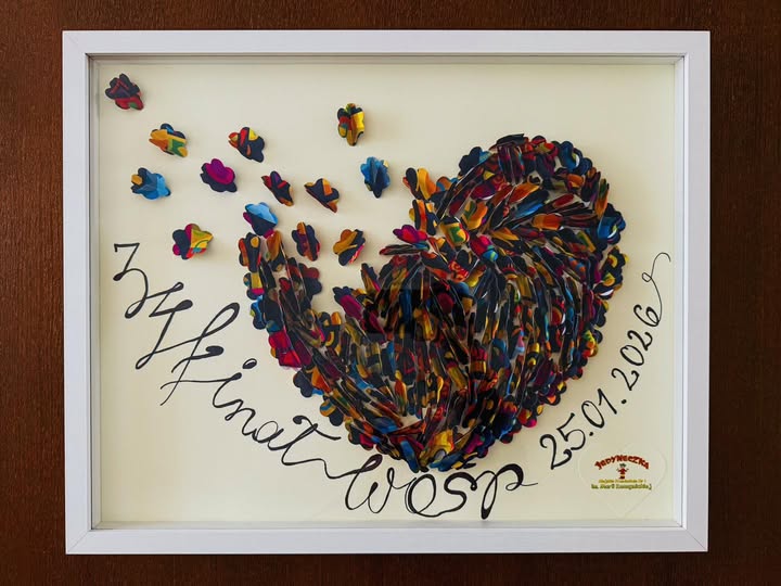 Tr&oacute;jwymiarowy obraz - serce składające się z wielu małych, papierowych kwiatk&oacute;w.