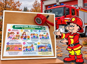 Grafika przedstawia plakat "Bezpieczna ewakuacja z przedszkola" z siedmioma zasadami postępowania podczas alarmu. Obok stoi uśmiechnięty krasnal w stroju strażaka, a w tle widoczny jest czer
