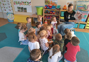 Mama czyta ulubioną książeczkę swojej córeczki