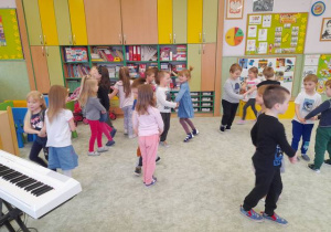 Dzieci tańczą w parach.
