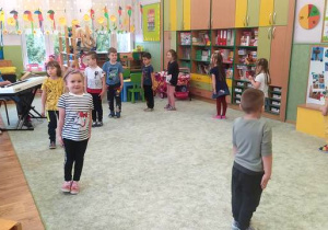 Dzieci maszerują po kole.