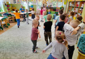 Maluchy i młodszaki tańczą.