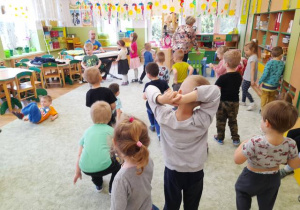 Maluchy i młodszaki tańczą.