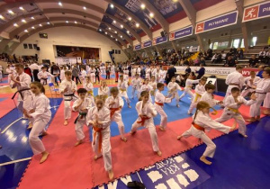 Dzieci w strojach karate na hali sportowej