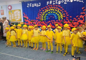 Dzieci z grupy II w przebraniach kaczuszek.
