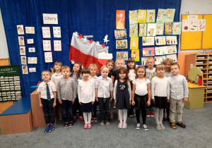 Zdjęcie dzieci śpiewających hymn z grupy 4