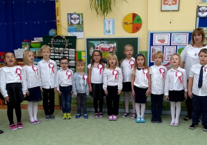 Zdjęcie dzieci śpiewających hymn z grupy 5