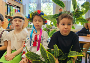Dzieci (na widowni) oglądają występy innych uczestników.