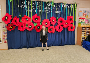 Dziewczynka w trakcie recytacji wiersza.