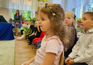 Dzieci (na widowni) oglądają występy innych uczestników.
