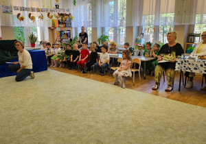 Dzieci (na widowni) oglądają występy innych uczestników.