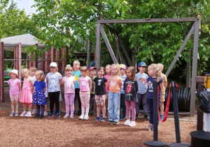 Dzieci stojąc prezentują program artystyczny.