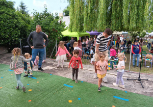 Dzieci w trakcie zabawy przy bańkach mydlanych.