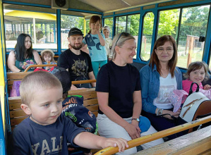 Rodzice i dzieci jadą "zookolejką".
