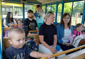 Rodzice i dzieci jadą "zookolejką".