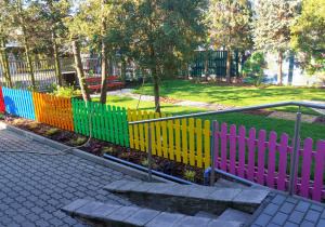 Płotek w kolorach daltońskich dni tygodnia