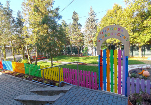 Płotek i furtka do ogródka sensorycznego w kolorach daltońskich dni tygodnia