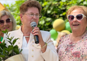 Emerytowana nauczycielka MP nr 1 przemawia do mikrofonu.