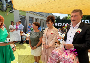 Pani dyrektor wręcza podziękowania sponsorom przedszkola.