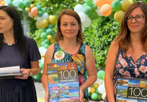 Przyjaciele MP nr 1 z dyplomami i nagrodami książkowymi.