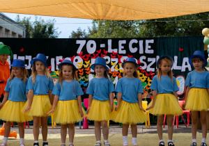 Dzieci - przedszkolaki na scenie w trakcie występu.