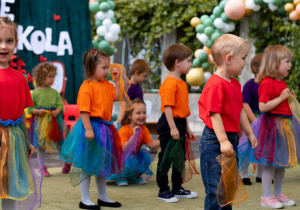 Dzieci - przedszkolaki na scenie w trakcie występu.