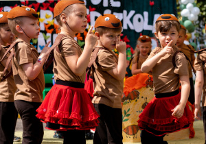 Dzieci - przedszkolaki na scenie w trakcie występu.