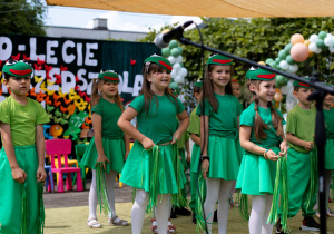Dzieci - przedszkolaki na scenie w trakcie występu.