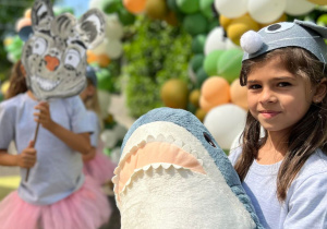 Dzieci - przedszkolaki na scenie w trakcie występu.