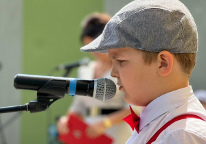 Chłopiec - przedszkolak na scenie w trakcie występu.