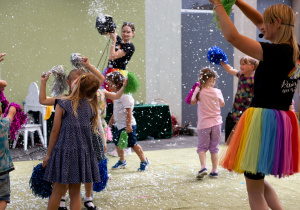 Dzieci podczas zabawy z animatorką dla dzieci.