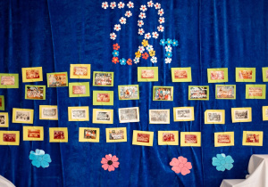 Ściana z pamiątkowymi fotografiami.