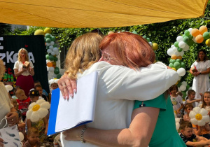 Pani dyrektor i nauczyciel w trakcie podziękowań.