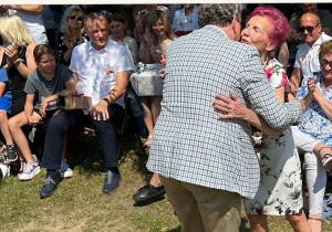 Burmistrz dziękuję swojej byłej nauczycielce.