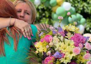 Pani dyrektor i rodzic z Rady Rodziców w trakcie podziękowań.