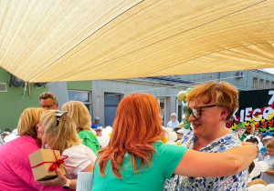 Pani dyrektor i zaproszeni goście w trakcie podziękowań.