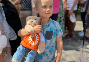 Chłopczyk z pluszowym misiem.