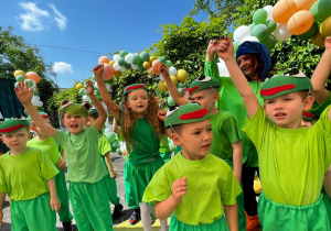 Przedszkolaki w trakcie tańca na scenie.