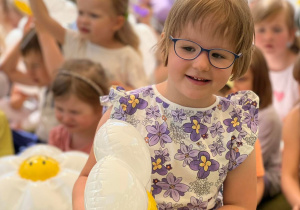 Dzieci z balonami - margaretkami.