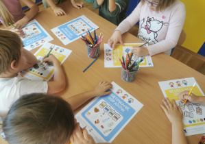 Dzieci wykonują zadania związane z segregacją odpadów.