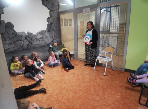 Dzieci podczas zajęć prowadzonych przez Panią bibliotekarkę.