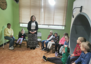 Dzieci podczas zajęć prowadzonych przez Panią bibliotekarkę.
