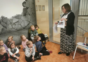 Dzieci podczas zajęć prowadzonych przez Panią bibliotekarkę.