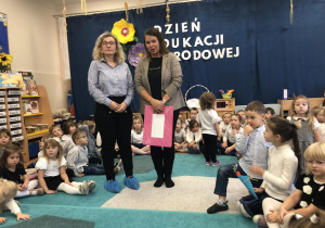 Mamy z Rady Rodziców podczas składania życzeń z okazji Dnia Edukacji Narodowej.