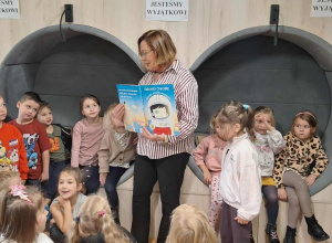 Pani bibliotekarka czyta dzieciom książeczkę pt. "Cudowny chłopiec".