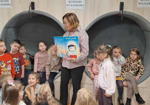 Pani bibliotekarka czyta dzieciom książeczkę pt. "Cudowny chłopiec".