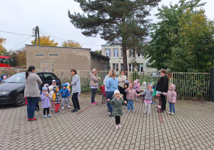Zbiórka dzieci podczas próbnej ewakuacji przedszkola.