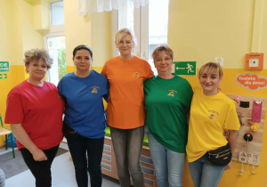 Pięć pań w kolorowych podkoszulkach.