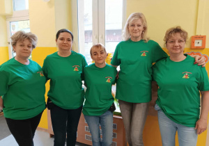 Grupa pań w zielonych podkoszulkach